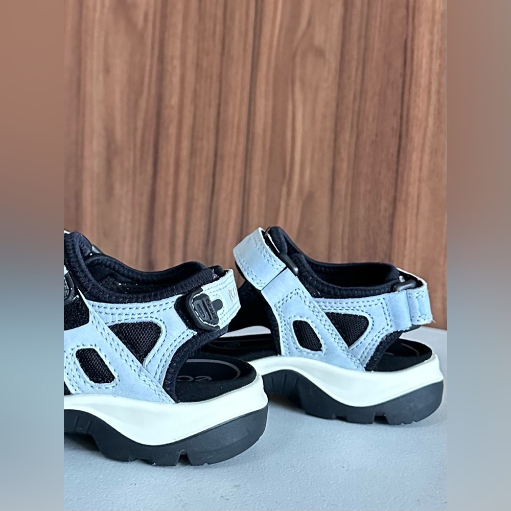 ECCO
Women's Nubuck Outdoor Sandal Size 4-4.5 - Picture 7 of 13